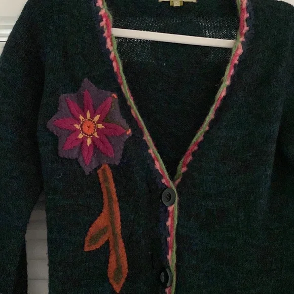 Beautiful Embroidered Sweater. - Picture 2 of 10